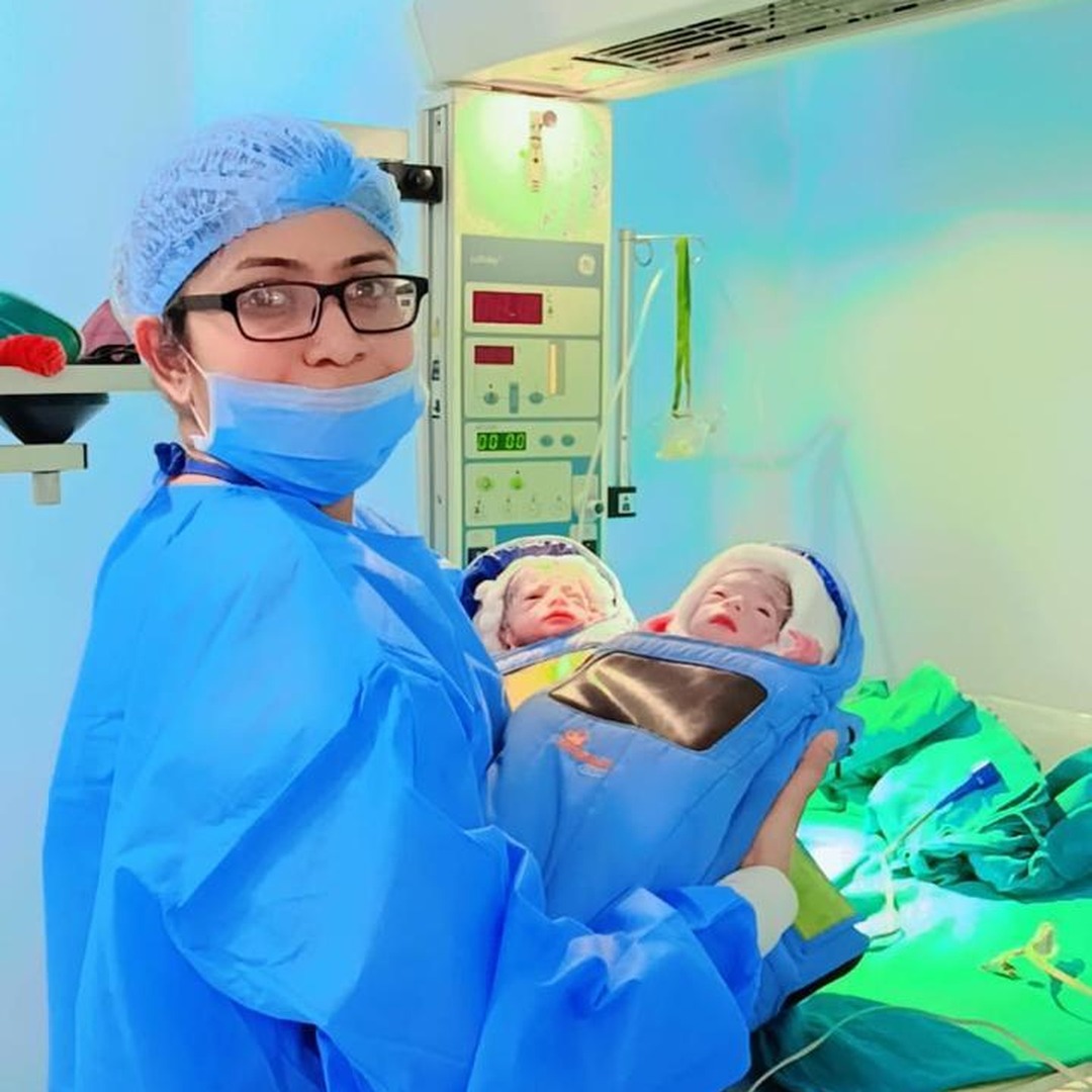 HomeIVF newborn baby with the mother and treating fertility doctor